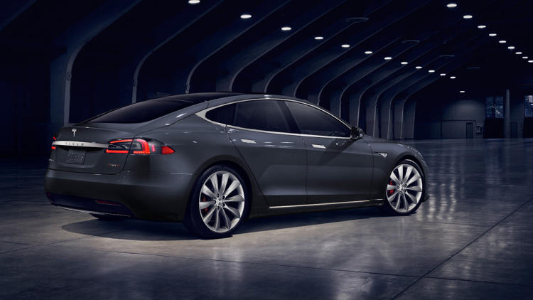 Tesla pardavė akcijų kad paspartintų Model 3 gamybą