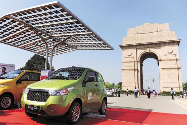 Indija kelia ambicingus tikslus iki 2030 m. ketina naudotis vien tik elektromobiliais